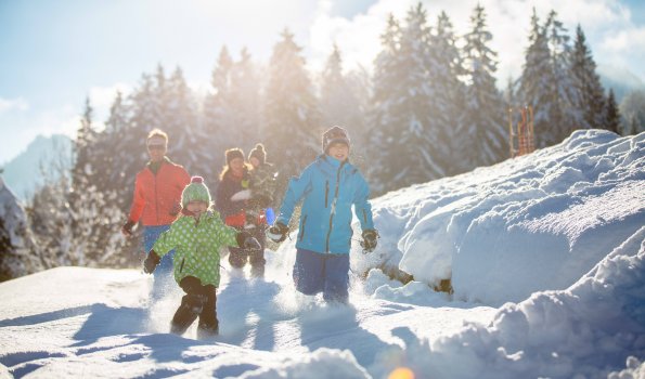 Familie im Schnee