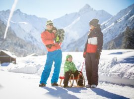 Familie mit Rodel