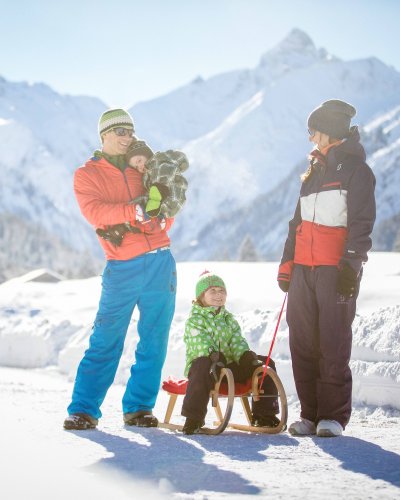 Familie mit Rodel