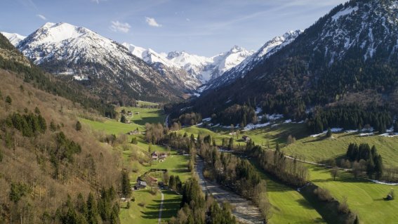 Drohnenaufnahme über dem Trettachtal