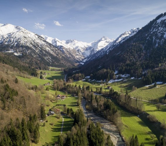 Drohnenaufnahme über dem Trettachtal