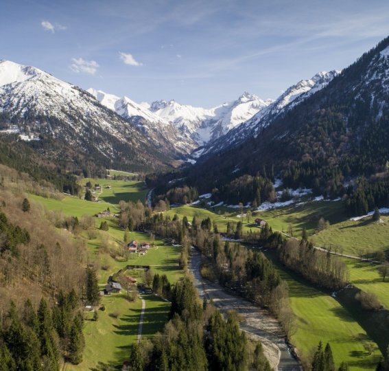 Drohnenaufnahme über dem Trettachtal