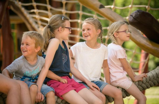 Kinder am Spielplatz