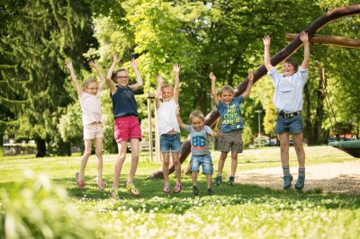 Hüpfende Kinder auf dem Spielplatz