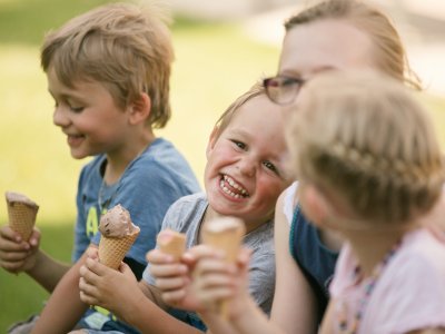 Eis essen im Kurpark