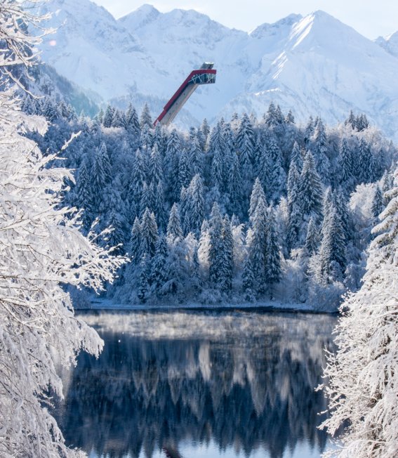 Panoramablick zur winterlichen Skiflugschanze