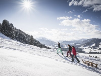Gemeinsam mit dem Rodel unterwegs