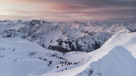 Abendrot über dem verschneiten Seealpsee