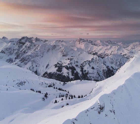 Abendrot über dem verschneiten Seealpsee