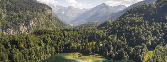 Freibergsee und Stillachtal - mit Blick auf die Skiflugschanze