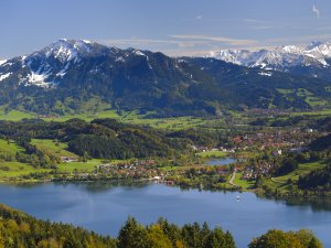 Blick über den Alpsee in Richtung Allgäuer Alpen