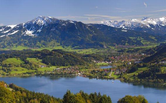 Blick über den Alpsee in Richtung Allgäuer Alpen