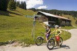 Mountainbiker am Wegweiser