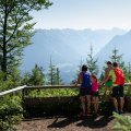 Familienzeit mit Blick auf die Berge