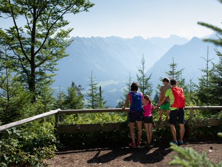 Familienzeit mit Blick auf die Berge