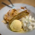 Apfelstrudel mit Vanilleeis