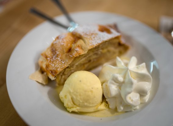 Apfelstrudel mit Vanilleeis