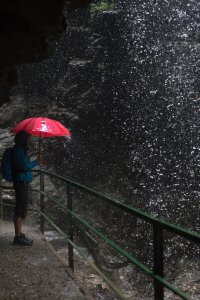 unterwegs mit Regenschirm