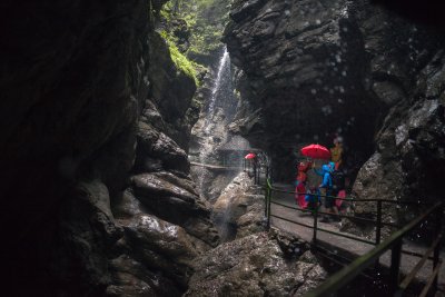 Regenschirme in der Breitachklamm