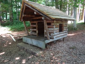 Blockhütte auf dem Waldspielplatz