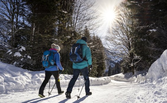 Paar beim Winterwandern