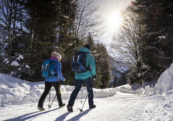 Paar beim Winterwandern