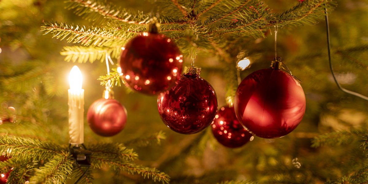 Christbaumkugeln am Weihnachtsbaum