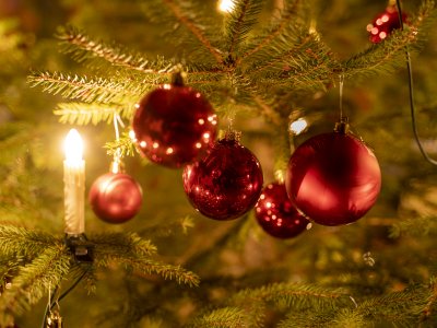 Christbaumkugeln am Weihnachtsbaum