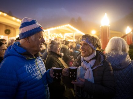 Beim Glühweintrinken