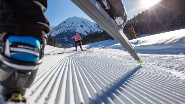 Wenn morgens die Sonne über die Berge klettert und man die ersten Spuren auf den frisch präparierten Loipen hinterlässt, erwartet Sie eine ganz besondere Stimmung.