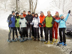 begeisterte Teilnehmer einer Schneeschuhtour