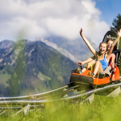 Erlebe rasanten Fahrspaß auf dem Allgäu Coaster Söllereck! Diese ganzjährige Rodelbahn in Oberstdorf bietet im Sommer wie im Winter spektakuläre Abfahrten mit Blick auf die Allgäuer Alpen. Sicher und spaßig für alle Altersgruppen, ist der Allgäu Coaster das perfekte Abenteuer für die ganze Familie.