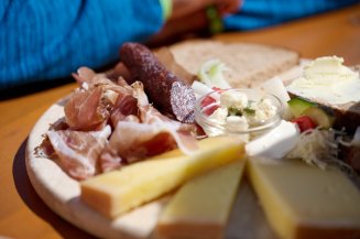 Brotzeitplatte Die Allgäuer Brotzeitplatte auf einem Berggasthof lässt sich besonders genießen, denn Sie ist traditionell und spiegelt das Allgäu und seine Speisen wider.