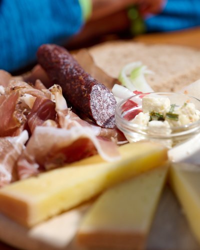 Die Allgäuer Brotzeitplatte auf einem Berggasthof lässt sich besonders genießen, denn Sie ist traditionell und spiegelt das Allgäu und seine Speisen wider.