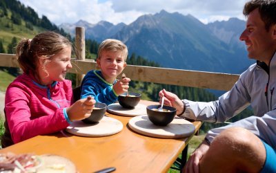 Die Allgäuer Küche schmeckt nicht nur gut, Sie tut auch Ur gut. Probieren Sie sich durch die verschiedenen Schmankerl, die Oberstdorf zu bieten hat.