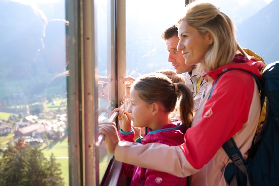 Während Du mit der Bergbahn auf das Nebelhorn in Oberstdorf fährst, gibt es viel zu sehen. Egal ob Sommer oder Winter, die Aussicht auf das Bergpanorama ist immer schön.