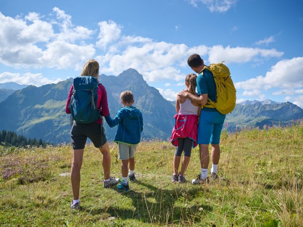 Wandern mit Kindern im Allgäu im Familienurlaub in Oberstdorf Wandern mit Kindern im Allgäu im Familienurlaub in Oberstdorf