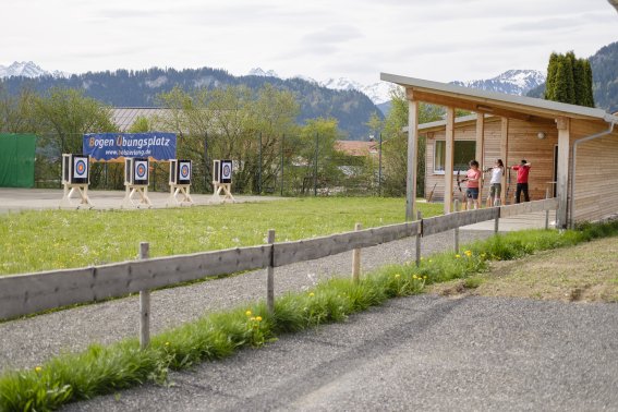 Bogenübungsplatz mit Zielscheiben und Schießbahn in Bolsterlang. Ein Bogenübungsplatz mit mehreren Zielscheiben liegt vor der grünen Allgäuer Landschaft.
