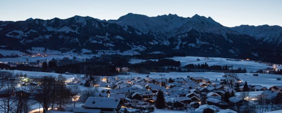 Das verschneite Bolsterlang liegt während der blauen Stunde ruhig im Tal.