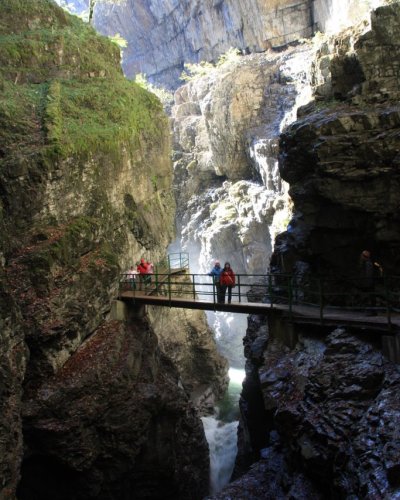 Hier bahnt sich das Wasser der Breitach seinen Weg durch die imposante Felsschlucht. Ein ganz besonderes Wandererlebnis!
