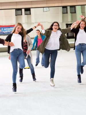 Das Eissportzentrum Oberstdorf im Allgäu. Genieße Eislaufen, Eiskunstlauf, Shorttrack & Curling auf dem besten Eis in Deutschland.