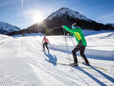 Sonne im Gesicht, Schneekristalle unter den Skiern und weiße Gipfel bis zum Horizont – so fühlt sich perfektes Langlaufglück an.