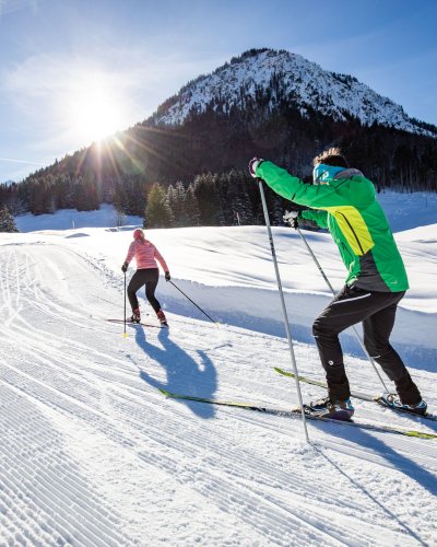 Den Tag bei einer Runde Langlauf genießen. Sonne im Gesicht, Schneekristalle unter den Skiern und weiße Gipfel bis zum Horizont – so fühlt sich perfektes Langlaufglück an.