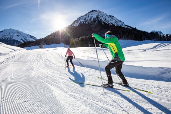 Sonne im Gesicht, Schneekristalle unter den Skiern und weiße Gipfel bis zum Horizont – so fühlt sich perfektes Langlaufglück an.