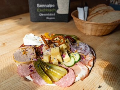 Leckere Brotzeitplatten in der Alpe Eschbach mit selbst produziertem Käse.