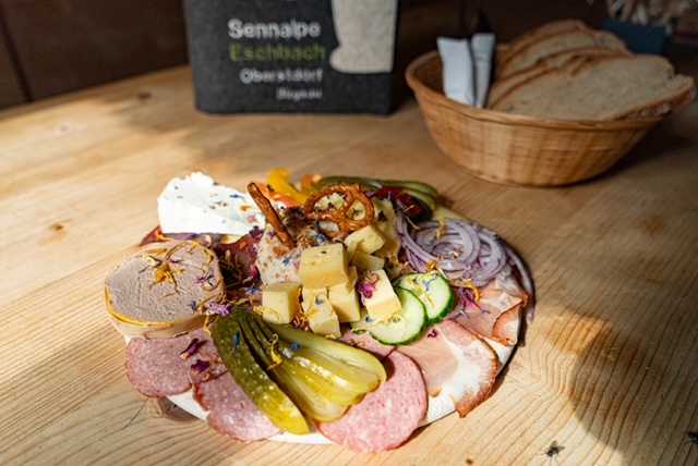 Leckere Brotzeitplatten in der Alpe Eschbach mit selbst produziertem Käse.