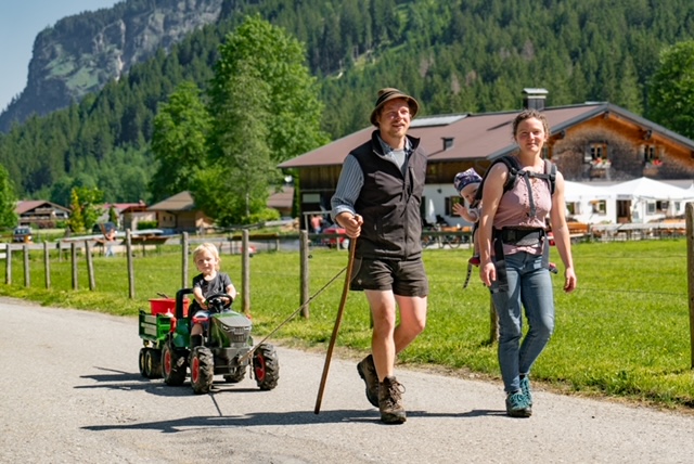 Familie Müller, die die Sennalpe Eschbach in Oberstdorf bewirtschaften.