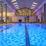 In der Therme Oberstdorf im Allgäu kann man im 25-Meter-Becken auf insgesamt drei Bahnen seine Runden ziehen.