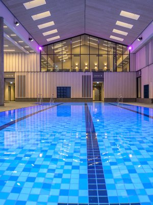 In der Therme Oberstdorf im Allgäu kann man im 25-Meter-Becken auf insgesamt drei Bahnen seine Runden ziehen.
