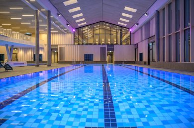Das sportliche Schwimmbecken in der Therme Oberstdorf bietet drei Schwimmbahnen mit 25 Meter Länge In der Therme Oberstdorf im Allgäu kann man im 25-Meter-Becken auf insgesamt drei Bahnen seine Runden ziehen.
